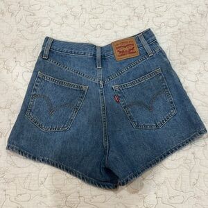 Levi’s high wasted mom shorts! Size 25.